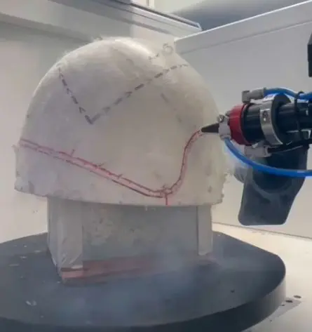 Процесс обрезки шлема лазером