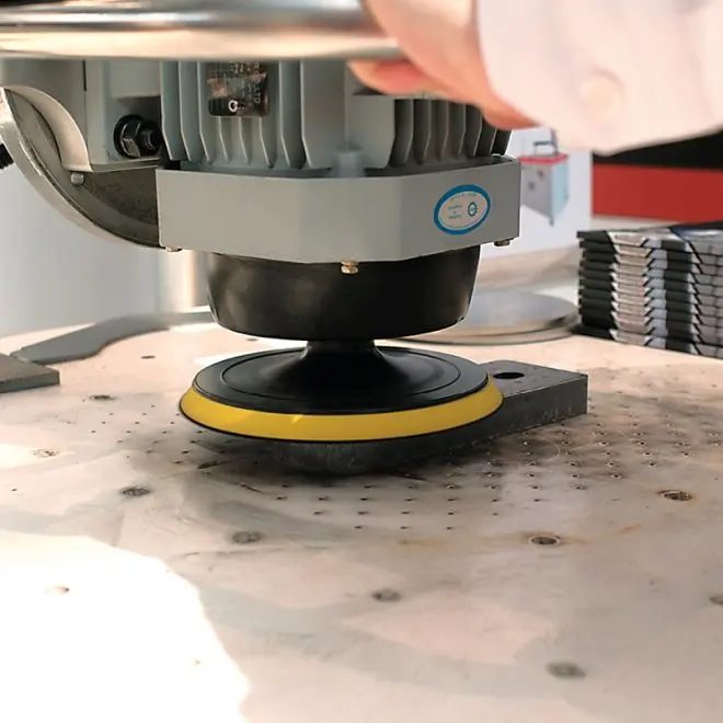 Процесс шлифовки детали