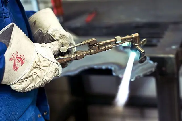 Газовая горелка в руках