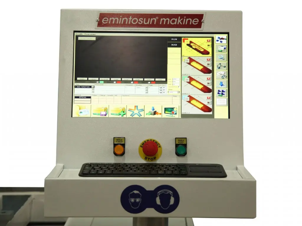 Фото системы управления ЧПУ