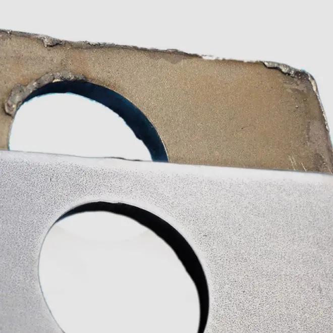 Шлифованная деталь рядом с необработанной