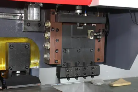 NCVM-5200 Станок для нарезания V-образных канавок