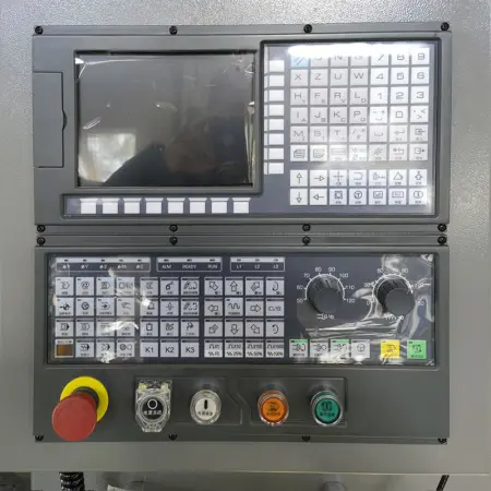 Токарный станок с ЧПУ IRT HTM200-700