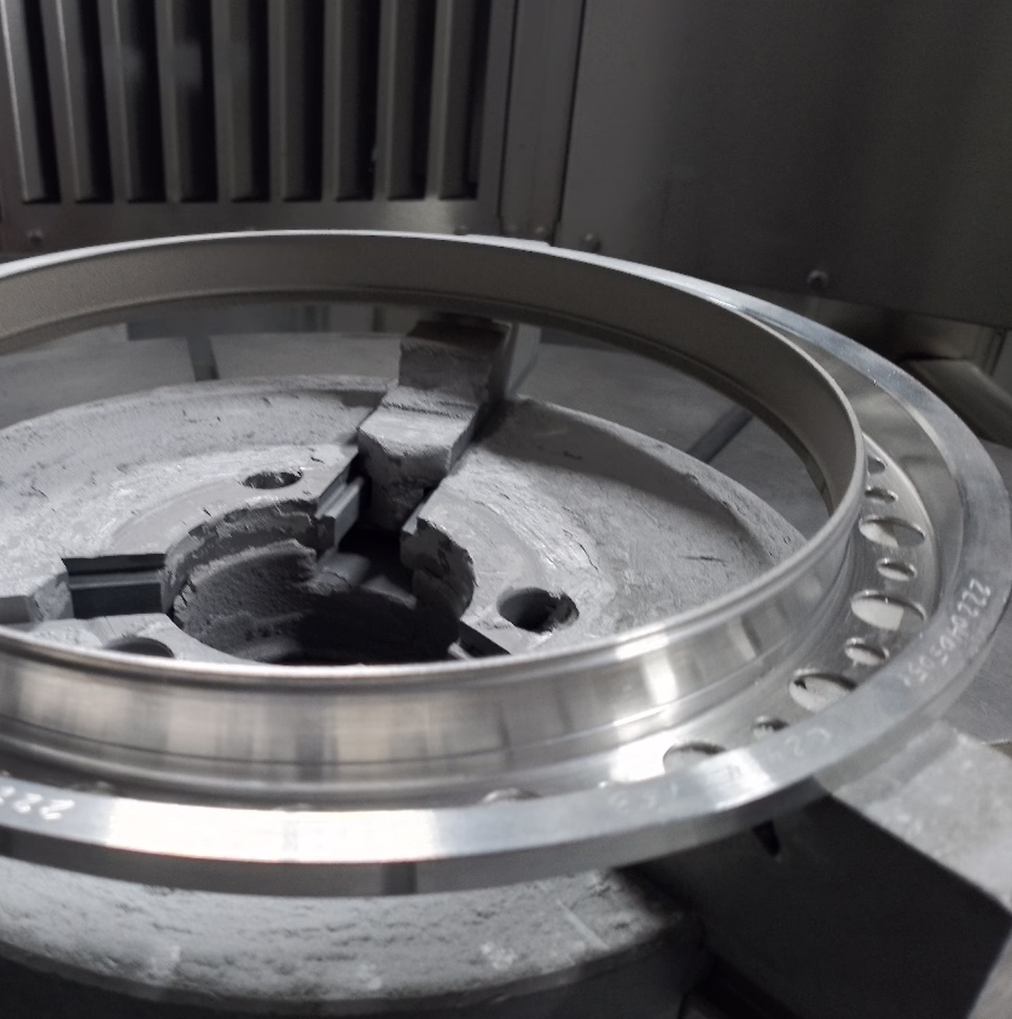 Пример работы роботизированного комплекса для MIG/MAG сварки поперечин рам карьерных самосвалов