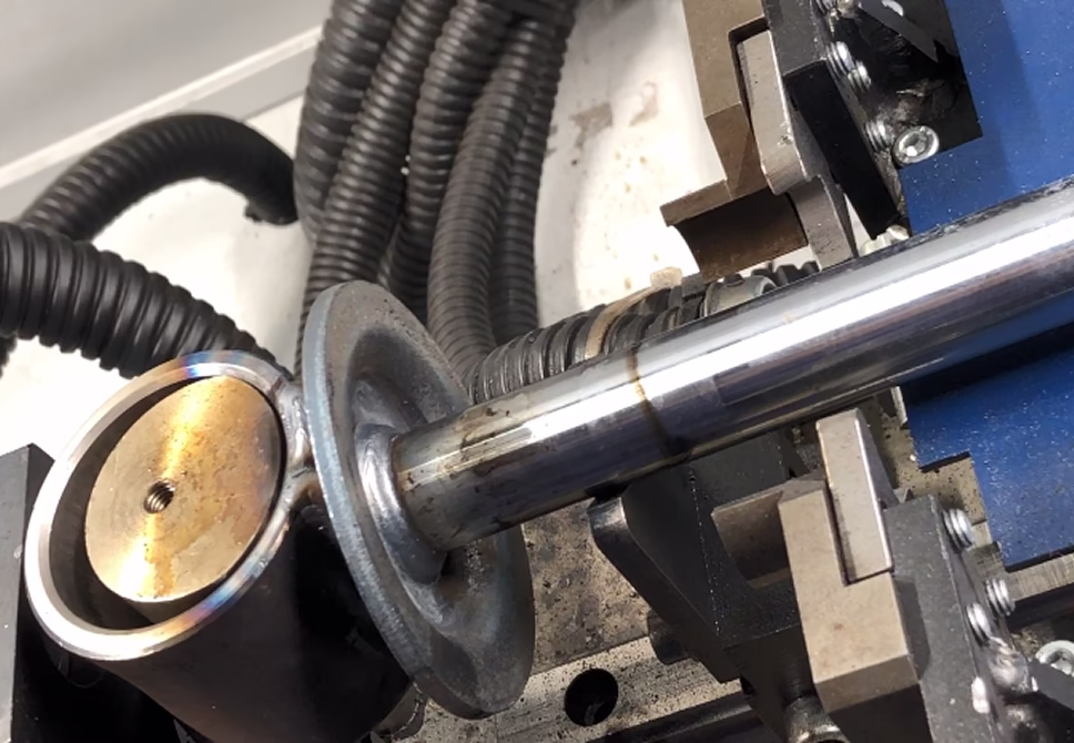 Освобождение готового изделия путем нажатия на педаль оператора на роботизированном комплексе