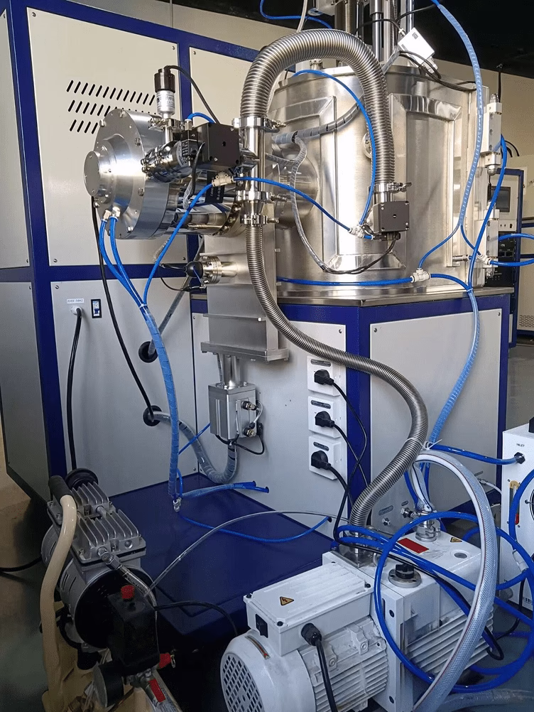 Турбомолекулярный насос, компрессор, форвакуумный насос, высоковакуумный шиберный затвор, чиллер в трехмагнетронной комбинированной установке напыления IRV-E001-022