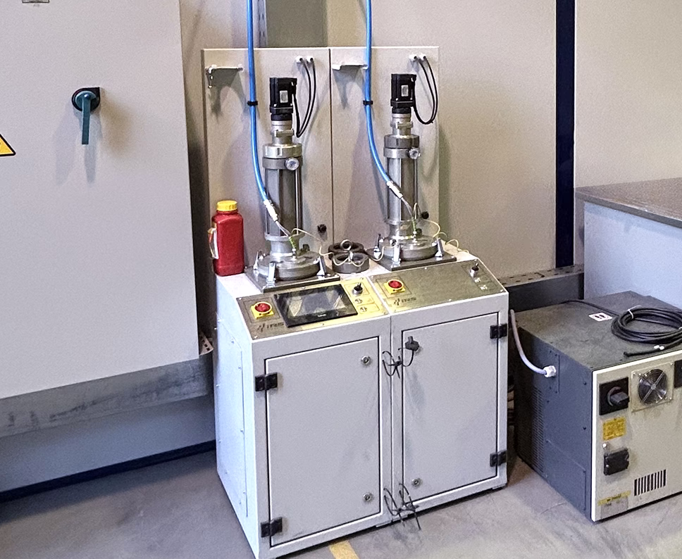 Порошковый питатель IRS двухколбовый в комплексе лазерной сварки и наплавки