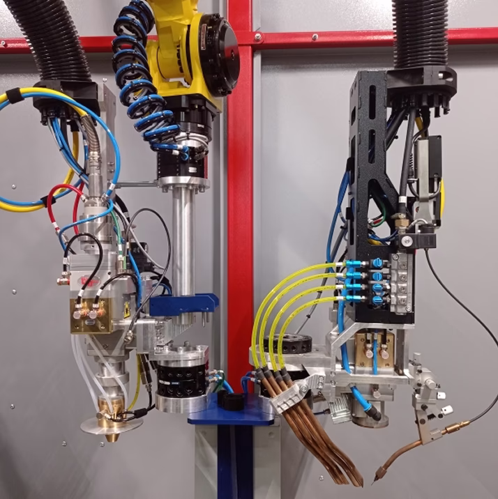 Станция смены инструмента с наплавочной (слева) и сварочной (справа) лазерными головками в комплексе пескоструйной обработки