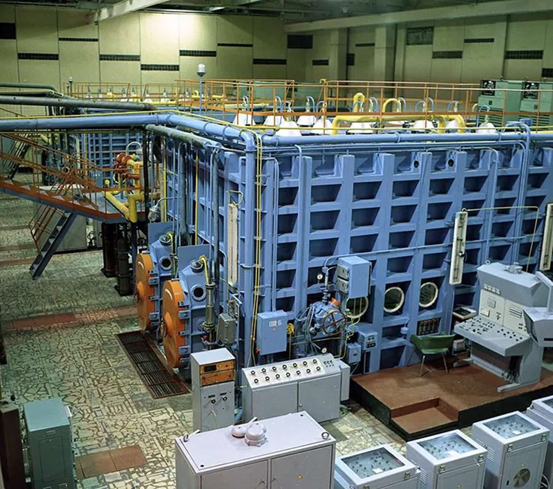 Обитаемая камера с контролируемой атмосферой для сварки, место оператора-контролера