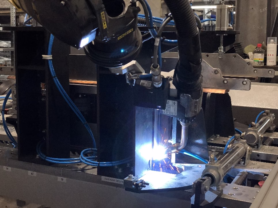 Процесс сварки вертикальных швов, скорость сварки Vсв=200 см/мин Вид 2