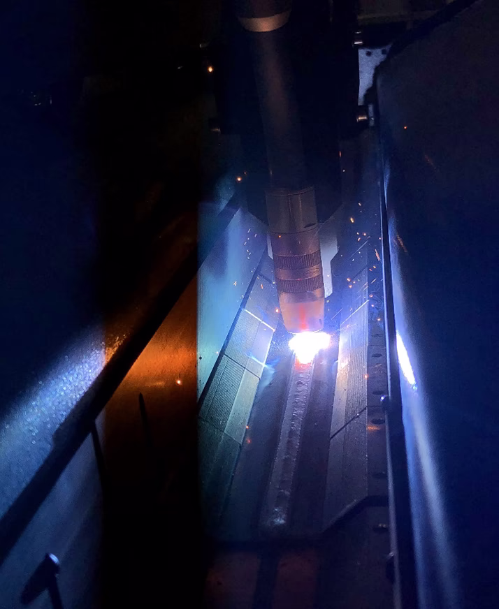 Процесс сварки продольного шва образца на пневмоклавишном приспособлении Вид 1