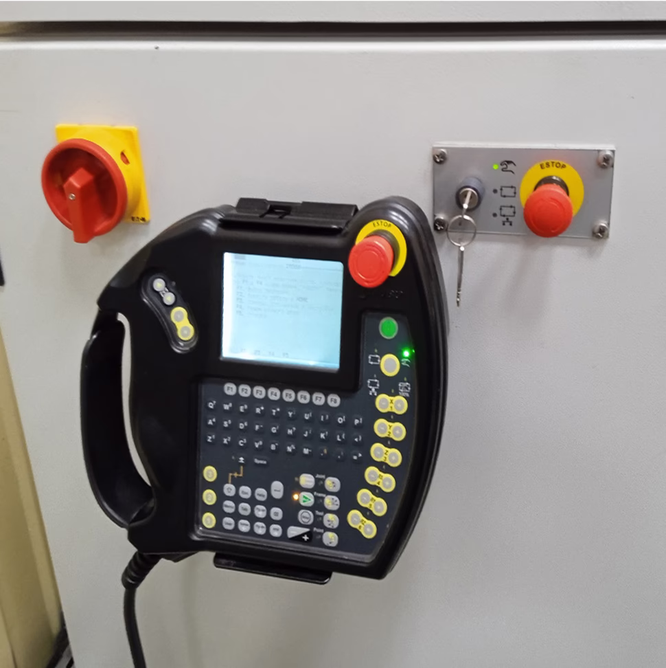 Шкаф контроллера робота с пультом управления робота роботизированного комплекса гидроабразивной резки