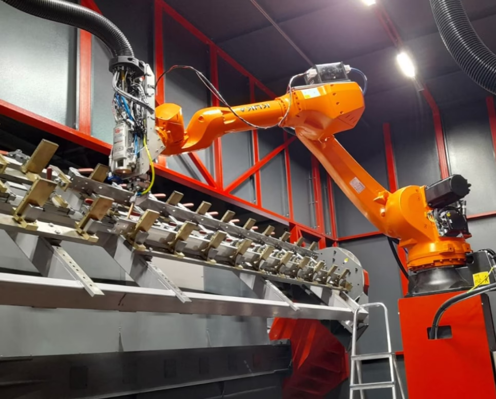 Промышленный робот-манипулятор роботизированного комплекса лазерной сварки лестничных лотков