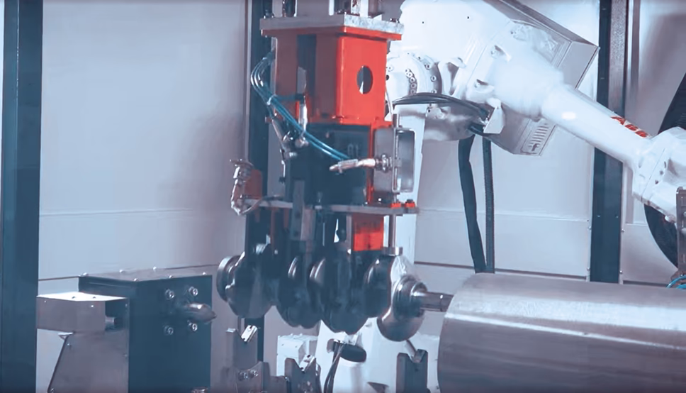 Установка коленчатого вала конвейерным погрузчиком в приспособление в автоматическом цикле