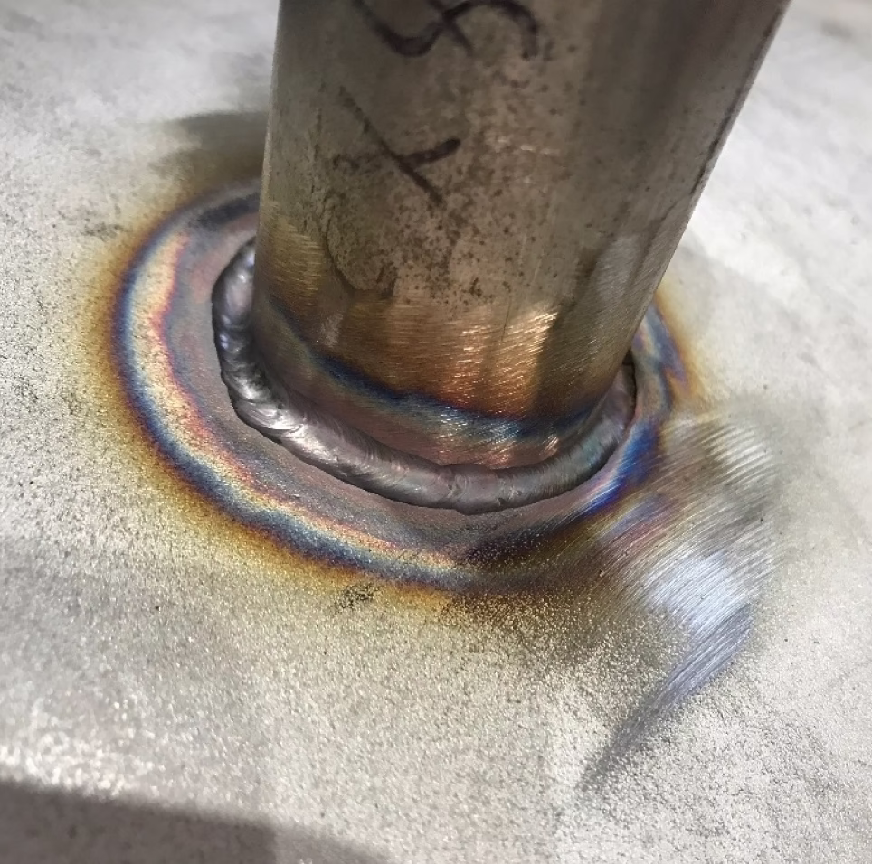 Корневой слой шва при приварке патрубков к обечайке на Роботизированном сварочном комплексе сварки нержавеющих сосудов