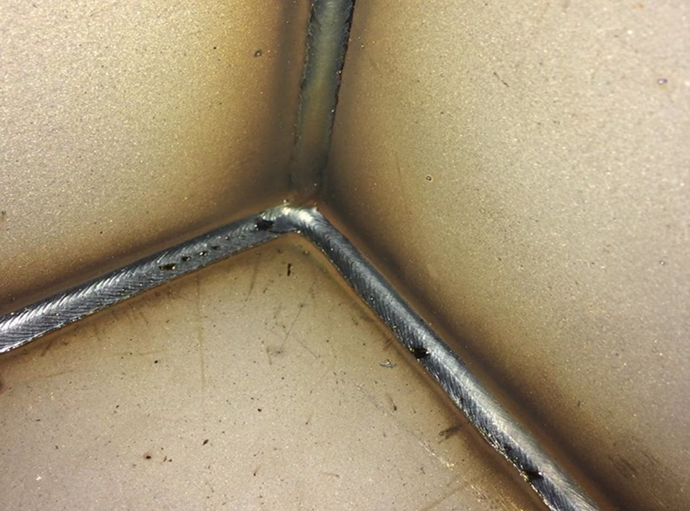 Сварные швы с перекрытием сваренные в нижнем и вертикальном положении Св-08Г2С-О, Ar + 20%CO2 на РТК лазерной сварки