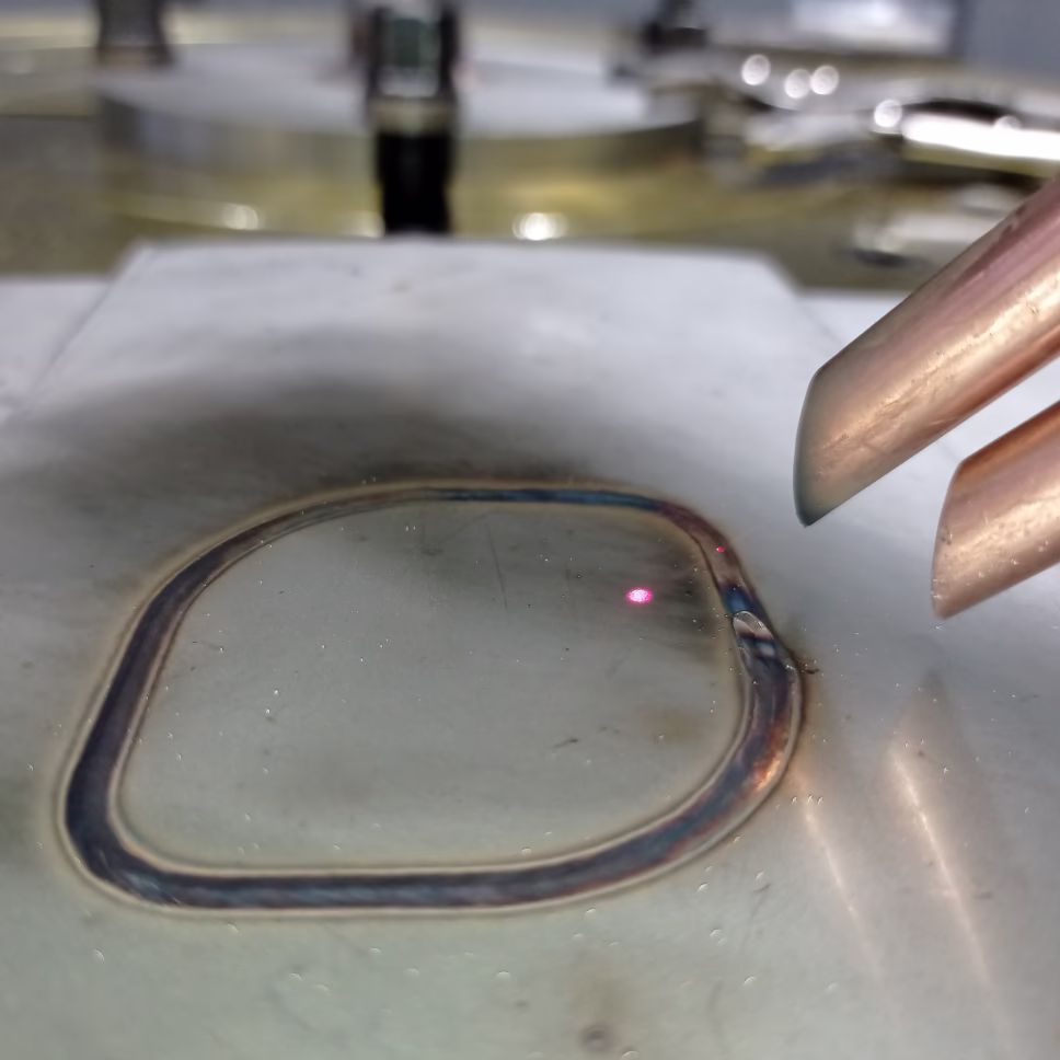 Сварной шов нержавеющей стали толщиной 11 мм (лицевая сторона) на Роботизированном сварочном комплексе для нужд атомной промышленности