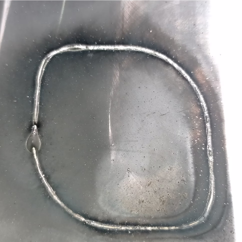 Сварной шов нержавеющей стали толщиной 11 мм (обратная сторона) на Роботизированном сварочном комплексе для нужд атомной промышленности