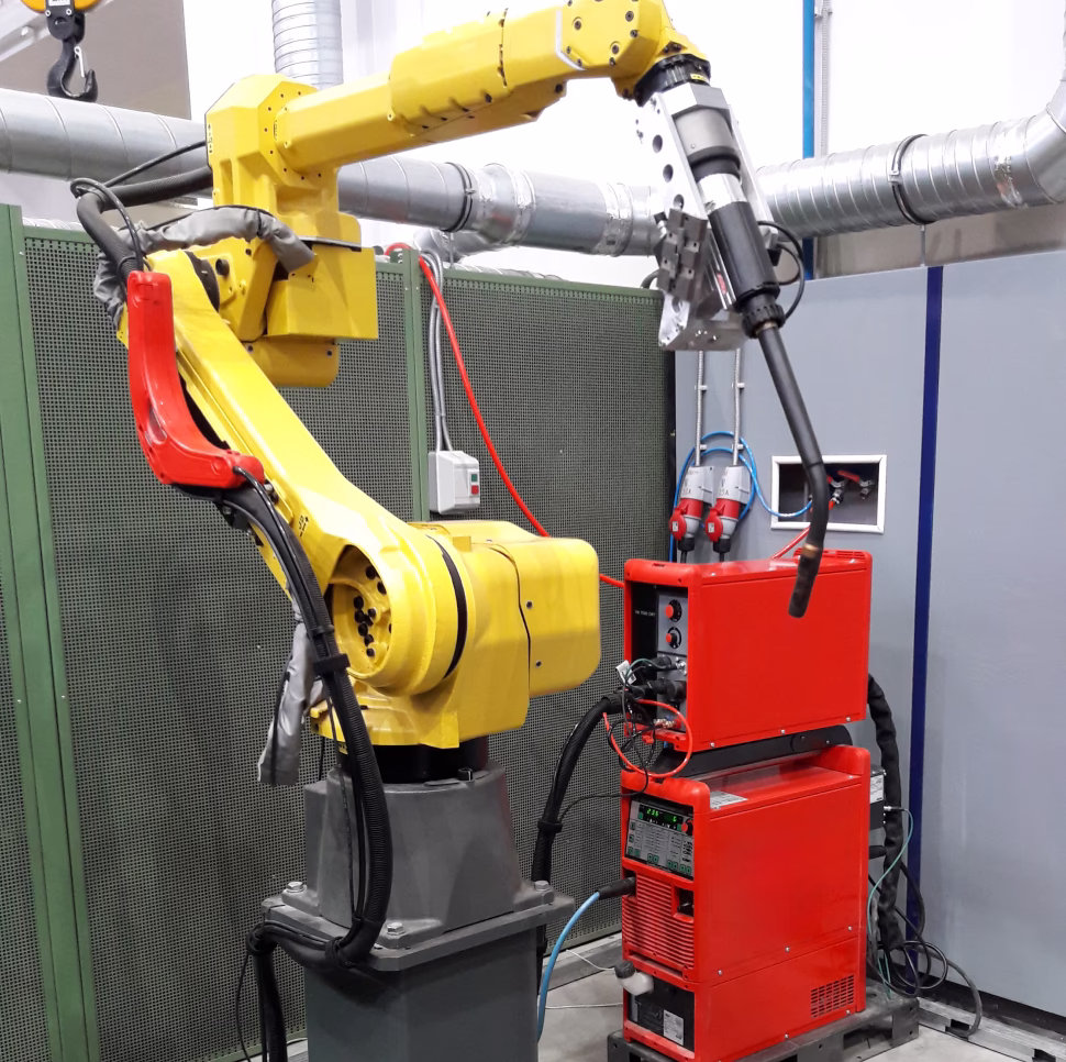 Робот с сварочной оснасткой Роботизированного сварочного комплекса СМТ наплавки дисковых затворов