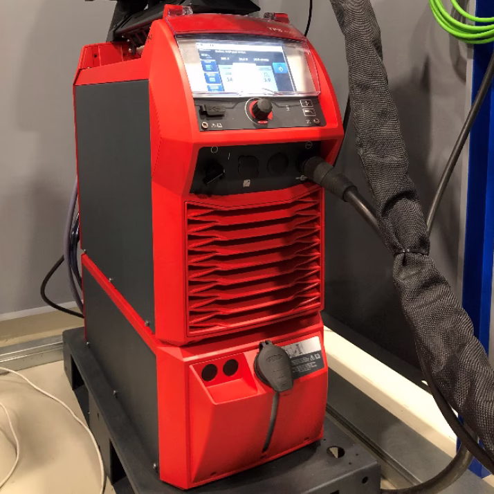 Сварочный источник питания 2 роботизированного комплекса для TIG и MIG/MAG сварки