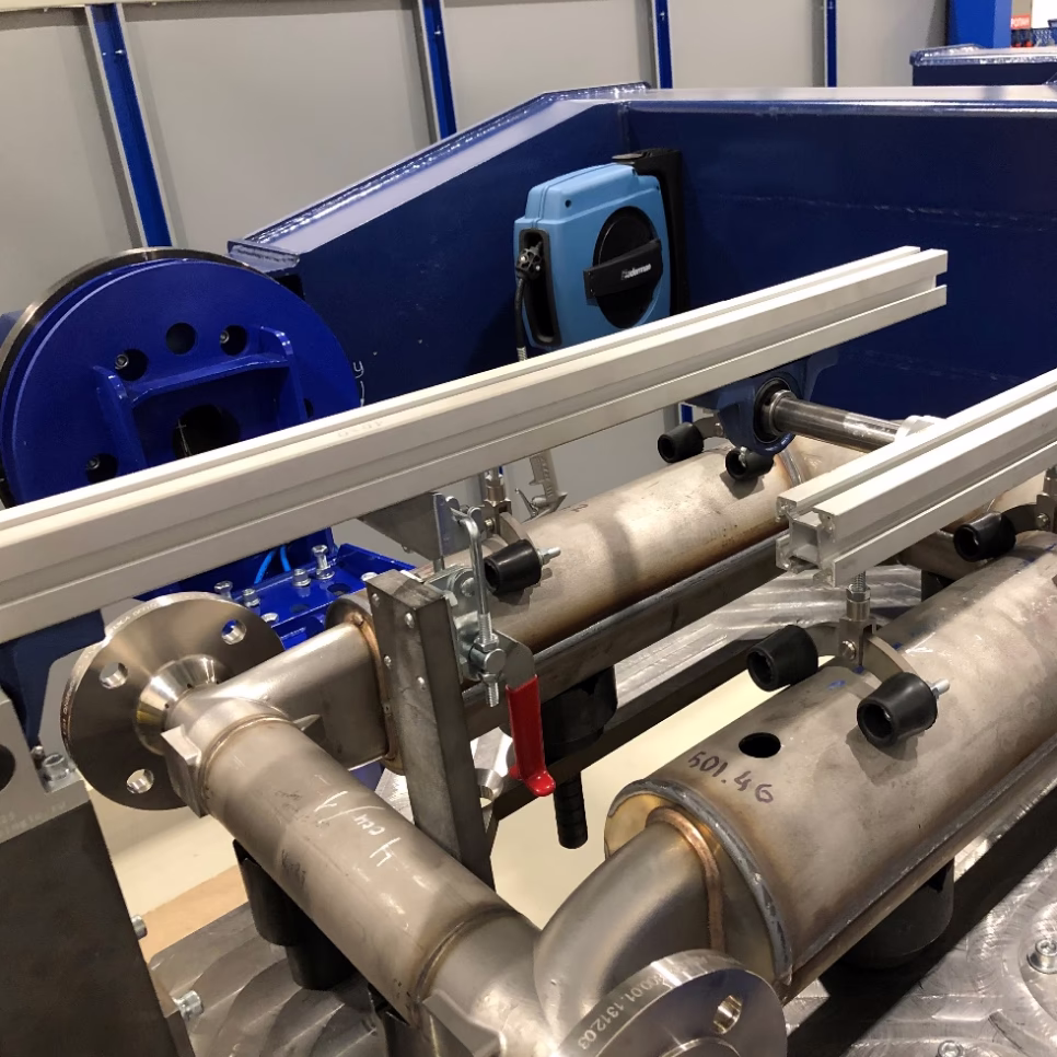 Изделие DN50 в оснастке после сварки в роботизированном комплексе для TIG и MIG/MAG сварки. Вид вблизи