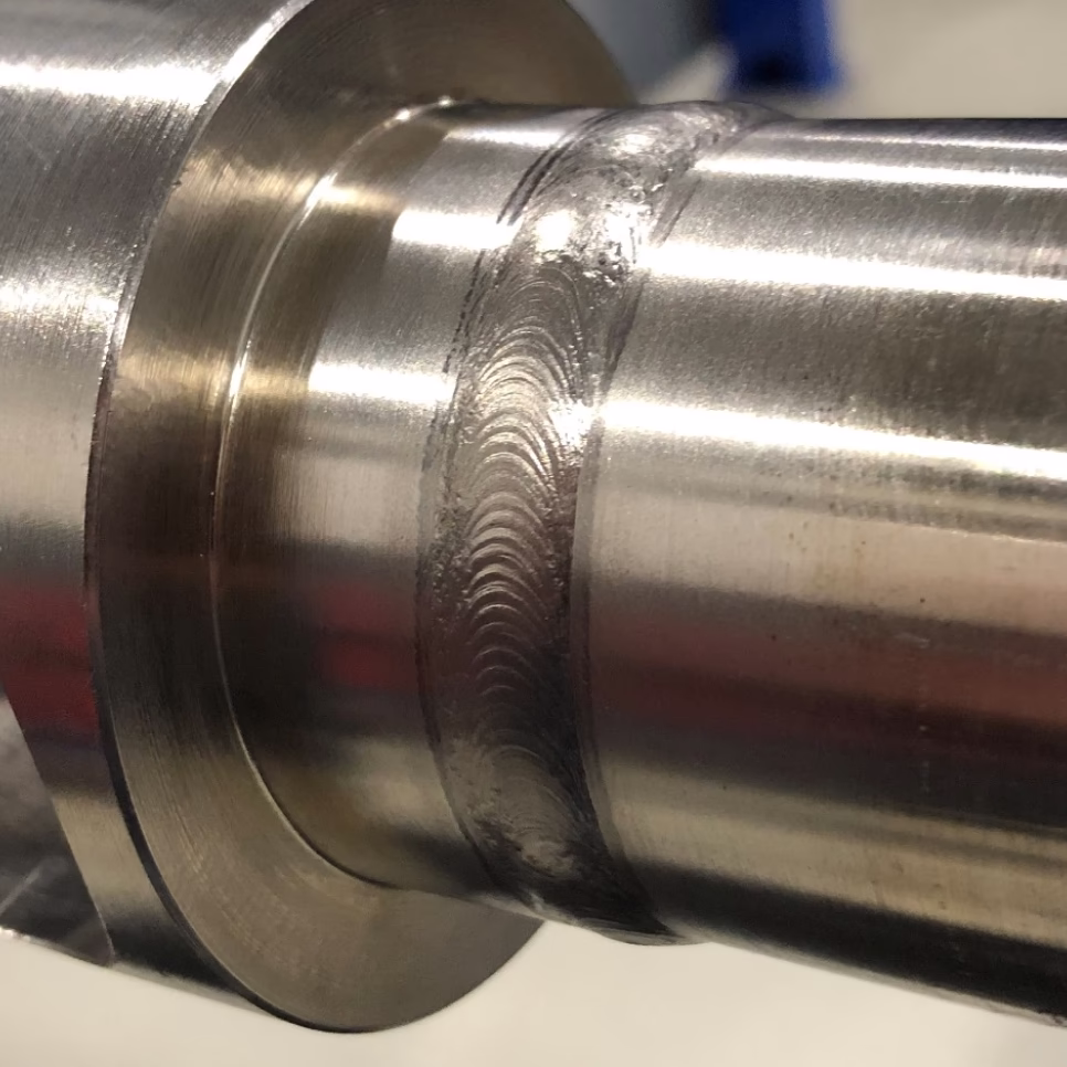 Облицовочный шов, сваренный TIG сваркой. 3 прохода в роботизированном комплексе для TIG и MIG/MAG сварки. Вид вблизи