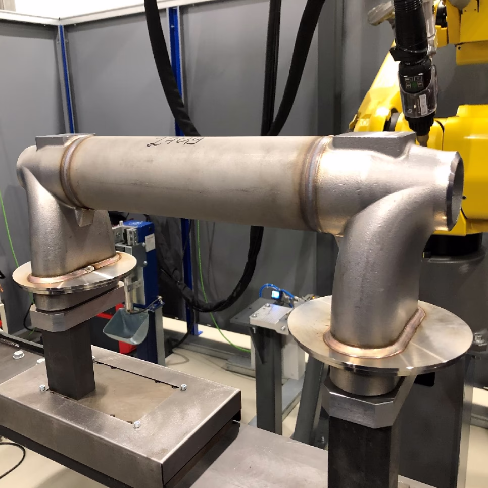 Сваренный коллектор в роботизированном комплексе для TIG и MIG/MAG сварки. Вид вблизи