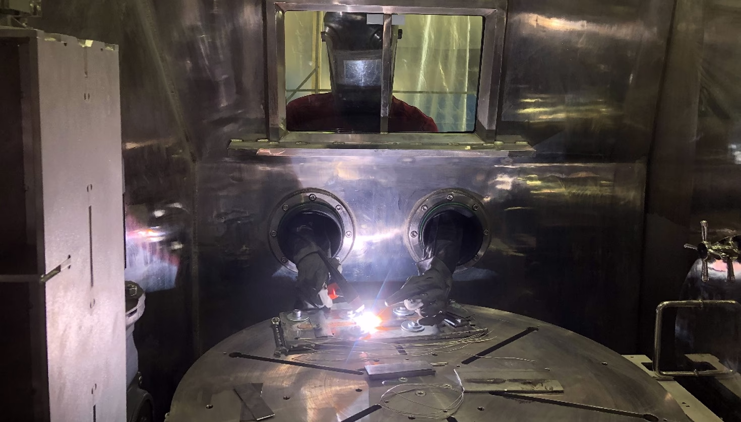 Процесс сварки образцов в камере установки для сварки в контролируемой атмосфере