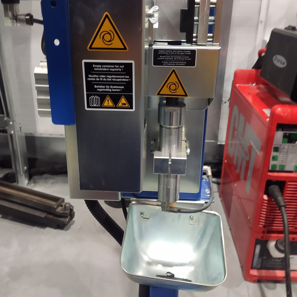 Станция очистки сварочной горелки автоматизированной установки для наплавки труб