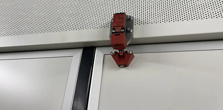 Дверной выключатель слесарных и сварочных кабин